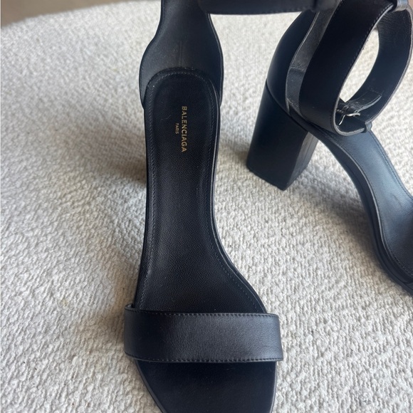 Balenciaga Black Heels Elegant Block Design - Picture 2 of 3